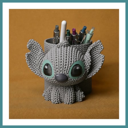 Bezos 3D Baskı Knitted Kalemlik - Sevimli Karakterli Masaüstü Kalem Organizeri-Gri MAC