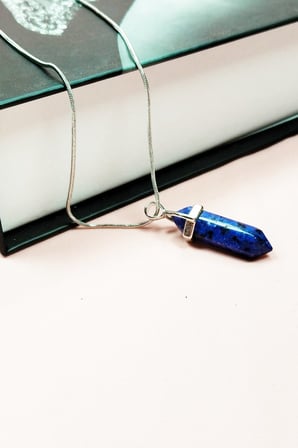 Lapis Lazuli Doğal Taşı Zincirli El Yapımı Tasarımlı Kolye Uç: 3,5 cm Zincir: 20 cm Kutulu