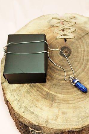 Lapis Lazuli Doğal Taşı Zincirli El Yapımı Tasarımlı Kolye Uç: 3,5 cm Zincir: 20 cm Kutulu