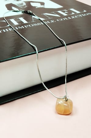 Kalsit Doğal Taşı Zincirli El Yapımı Kolye Uç: 1,5 cm Zincir: 20 cm Kutulu