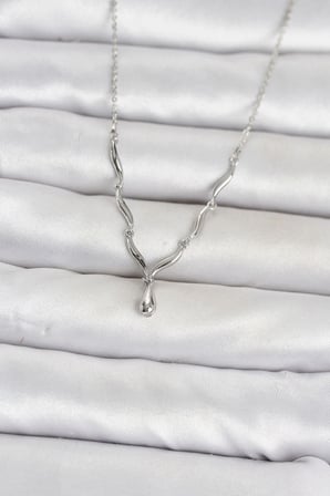 Şık Damla Kolye 45 cm Gümüş Renk Pirinç