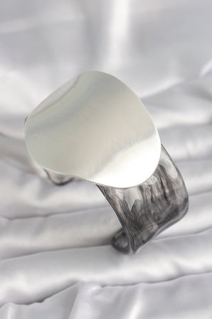 Mey İthalat® Siyah Mermer Desen Akrilik Pilastik Gümüş Plaka Model Vintage Kadın Bilezik