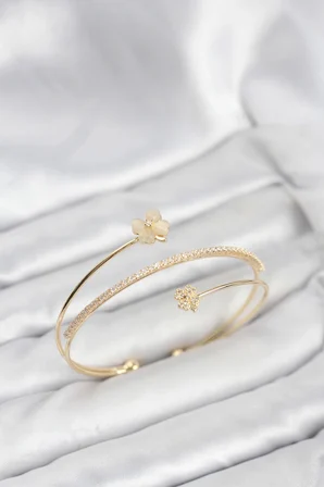 Mey İthalat® Yonca Çiçek Model Pirinç Gold Renk Kadın Bileklik