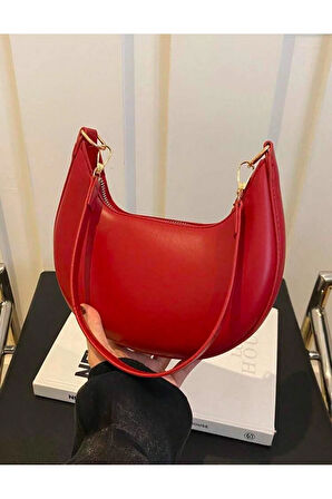 Modern Şıklığın Zarif Dokunuşu: Minimal Omuz Çanta