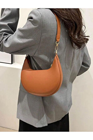 Modern Şıklığın Zarif Dokunuşu: Minimal Omuz Çanta