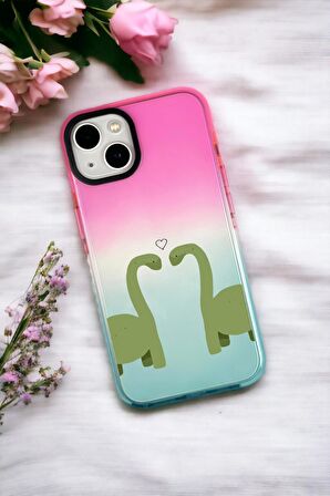 iPhone 14 Plus Uyumlu Aşık Dinazorlar Desenli Premium Rainbow Silikonlu Telefon Kılıfı