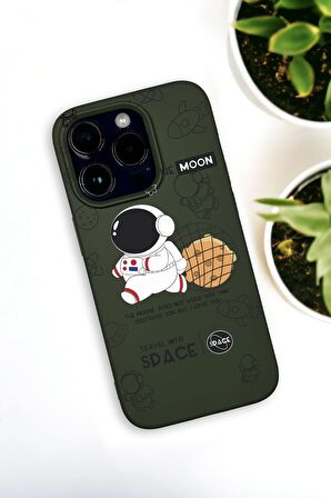 iPhone 14 Pro Max Uyumlu Sevimli Astronot Desenli Premium Silikonlu Haki Lansman Telefon Kılıfı