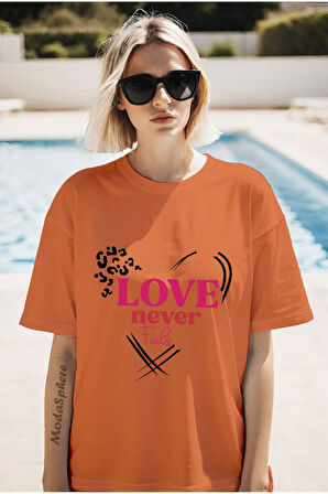 LOVE NEVER FAILS BASKILI BİSİKLET YAKA KISA KOLLU UNISEX TİŞÖRT