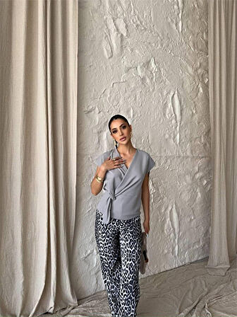 YANDAN BAĞLAMA DETAYLI KOLSUZ BLUZ - Gri