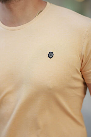 Erkek Bisiklet Yaka Arma Detaylı Basic Kısa Kollu Tişört