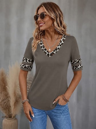 Kadın Kısa Kollu V Yakalı Leopar Desenli Viskon Bluz Sütlü Kahve 2XL/3XL