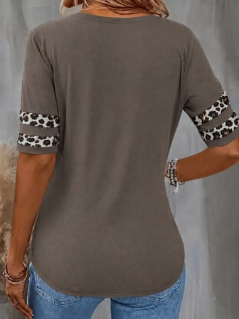 Kadın Kısa Kollu V Yakalı Leopar Desenli Viskon Bluz Sütlü Kahve 2XL/3XL
