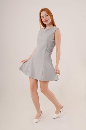 MODA ŞEHRİ Yanları Zincir Detaylı Sıfır Kol Gri Mini Elbise