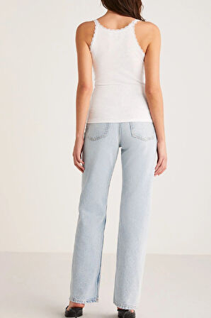 Kadın Beyaz Normal Kalıp Dantel Detalı Ince Askılı Oyuk Yaka Atlet