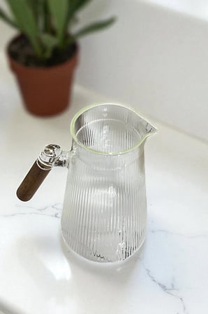 Valora Akasya Kapaklı ve Saplı Filtreli Cam Sürahi 1,8 Litre