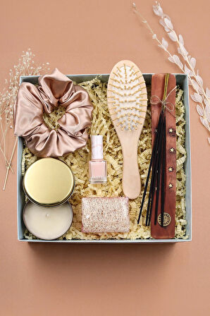 Metal Kutulu Mum & Tütsü & Ahşap Tarak & Kabak Lifli Sabun & Pastel Oje & Saten Toka Hediye Seti