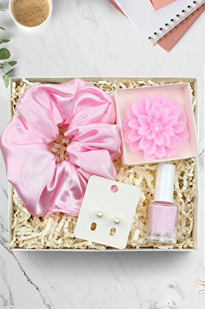 Saten Toka & Pastel Oje & Lotus Çiçeği Mum & İnci Küpe Hediye Seti