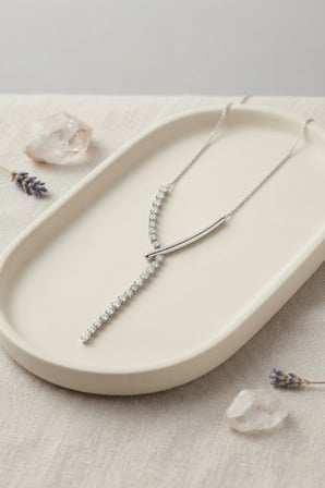 Mey İthalat® Pirinç Gümüş Renk Zirkon Taşlı Asimetrik Bar Model Kadın Kolye