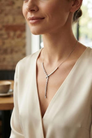 Mey İthalat® Pirinç Gümüş Renk Zirkon Taşlı Asimetrik Bar Model Kadın Kolye