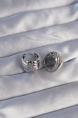 Mey İthalat® Pirinç Gümüş Renk Tırtıklı Minimal Bombeli Tasarım Küpe