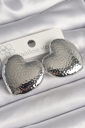 Mey İthalat® Pirinç Gümüş Renk İşleme Detaylı Kalp Model Kadın Küpe