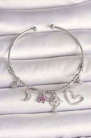 Mey İthalat® Pirinç Gümüş Renk Sallantı Zirkon Taşlı Gezegen Figür Kalp Detay Charm Kadın Bileklik