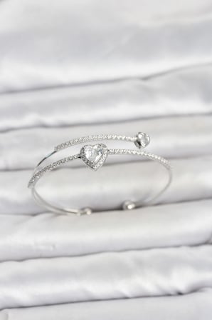 Pirinç Gümüş Renk Kalp Model Zirkon Taşlı Kadın Bileklik