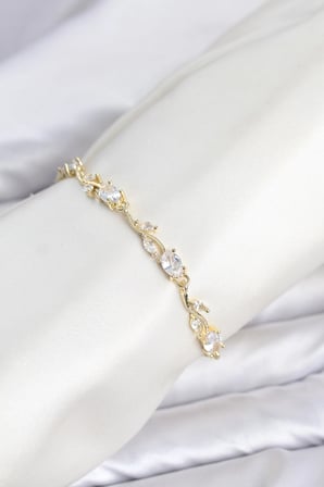Mey İthalat Pirinç Gold Renk Zirkon Taşlı Çiçek Model Kadın Bileklik