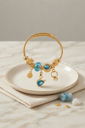 Mey İthalat Mavi Kuğu Model Gold Renk Charmlı Bileklik