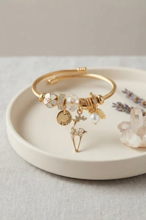 Mey İthalat Geyik Model Gold Renk Beyaz Charmlı Bileklik
