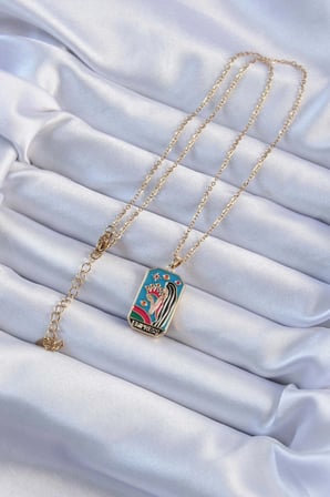 Mey İthalat® 316L Çelik Zincir Gold Renk Taç ve Kız Figürlü Renkli Mineli Tarot Kolye