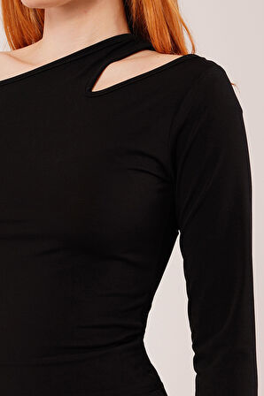 Omuz Dekolte Detaylı Siyah Bluz