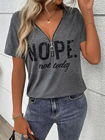 Kadın Kısa Kollu önden Fermuarlı Yazı Baskılı Viskon Bluz