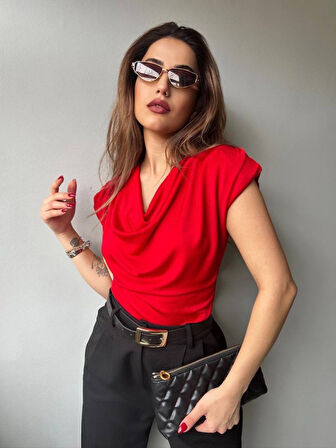 Kadın V Yaka Vatka Detay Kolsuz Dökümlü Bluz