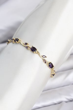 Pirinç Gold Renk Mor Zirkon Taşlı Çiçek Model Kadın Bileklik 5886