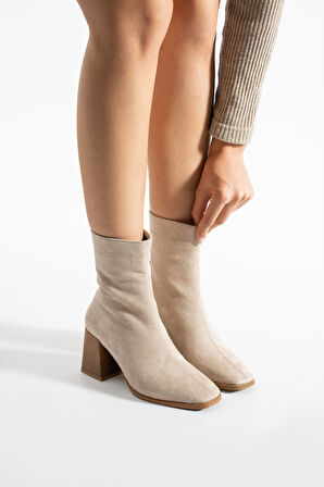 LÉON Kadın Bej Süet Küt Burun Kalın Topuklu Fermuarlı Bot Bootie