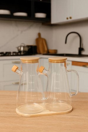 2'li 900 ml Bambu Kapaklı ve Altlıklı Borosilikat Cam Yağdanlık, Isıya Dayanıklı, Yağ/Sirke/Sosluk