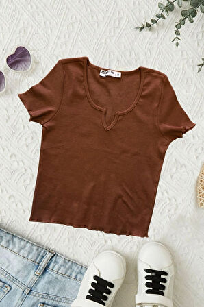 Kahverengi Kaşkorse Crop Slim Fit V Yaka Detaylı Kahverengi Tişört Badi