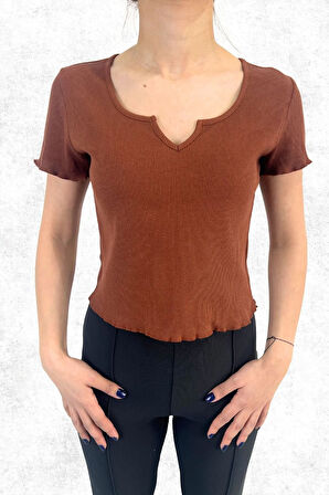 Kahverengi Kaşkorse Crop Slim Fit V Yaka Detaylı Kahverengi Tişört Badi