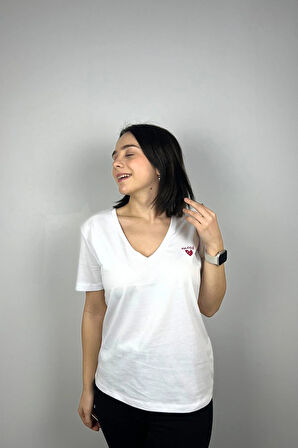 Regular Fit V Yaka Basic Düz Kısa Kollu Tişört Kalp Baskılı