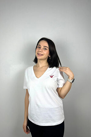 Regular Fit V Yaka Basic Düz Kısa Kollu Tişört Kalp Baskılı