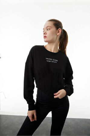 Bel Korse Detaylı Crop Slogan Baskılı Sweatshirt