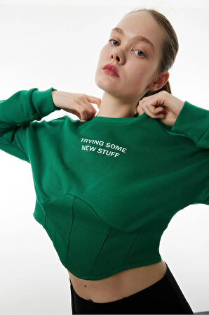 Bel Korse Detaylı Crop Slogan Baskılı Sweatshirt