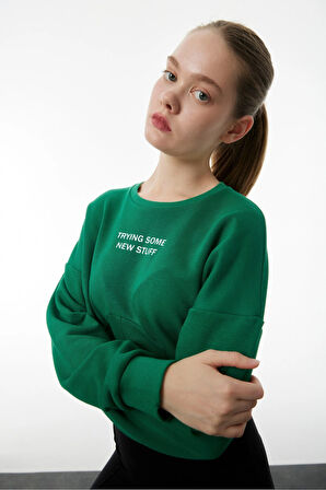 Bel Korse Detaylı Crop Slogan Baskılı Sweatshirt