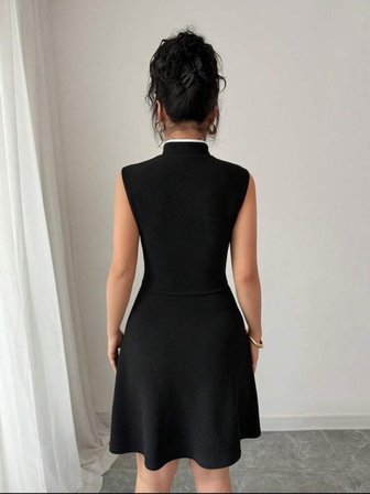 Kadın Yarım Balıkçı Yaka Pencere Dekolte Ve çift Renk Detay Mini Elbise
