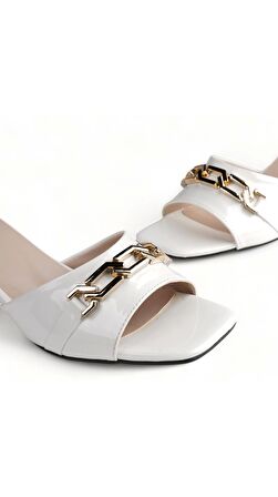 Soigné Beyaz Kadın Zincir Detaylı Şık Ve Zarif Topuklu Terlik