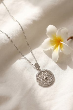 Valmont Accessories Lotus Çiçeği Model 45 cm Çelik Zincir Metalik Renk Zirkon Taşlı Kadın Kolye