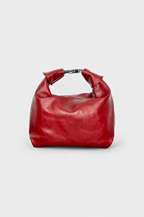 Kırmızı Deri Bucket Çanta, Metal Toka Detaylı, Ayarlanabilir Askılı, Fermuarlı
