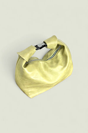 Pastel Sarı Deri Omuz Çantası, Metal Toka Detaylı, Fermuarlı