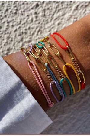 Kırmızı İp Bileklik – Ataç Zincir Detaylı, Şans ve Stil Simgesi, Ayarlanabilir Unisex Tasarım